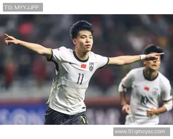 年轻足球明星帅气照片展现运动魅力与青春活力的完美结合